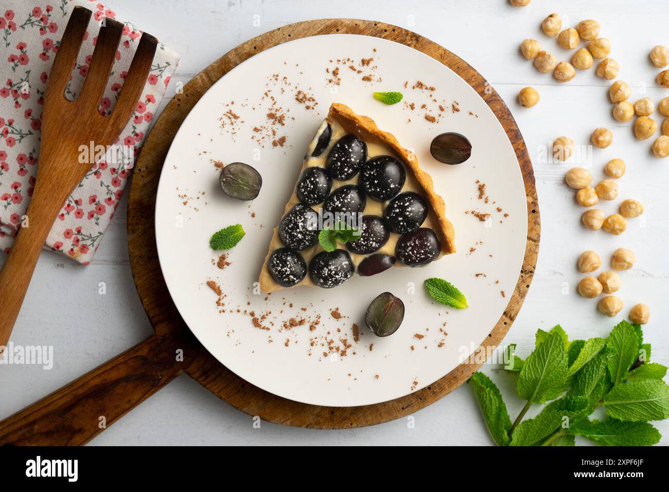 Köstlicher schwarzer Traubenkuchen mit Gebäckcreme Stockfoto