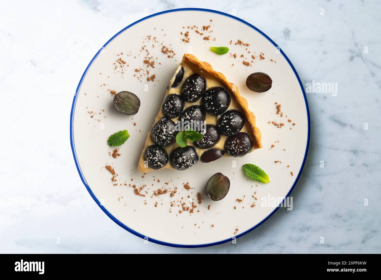 Köstlicher schwarzer Traubenkuchen mit Gebäckcreme Stockfoto