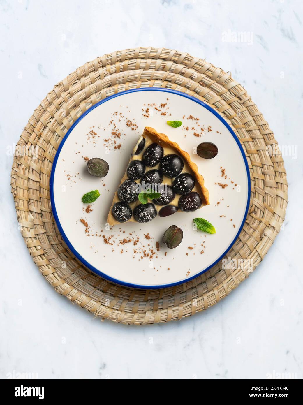 Köstlicher schwarzer Traubenkuchen mit Gebäckcreme Stockfoto