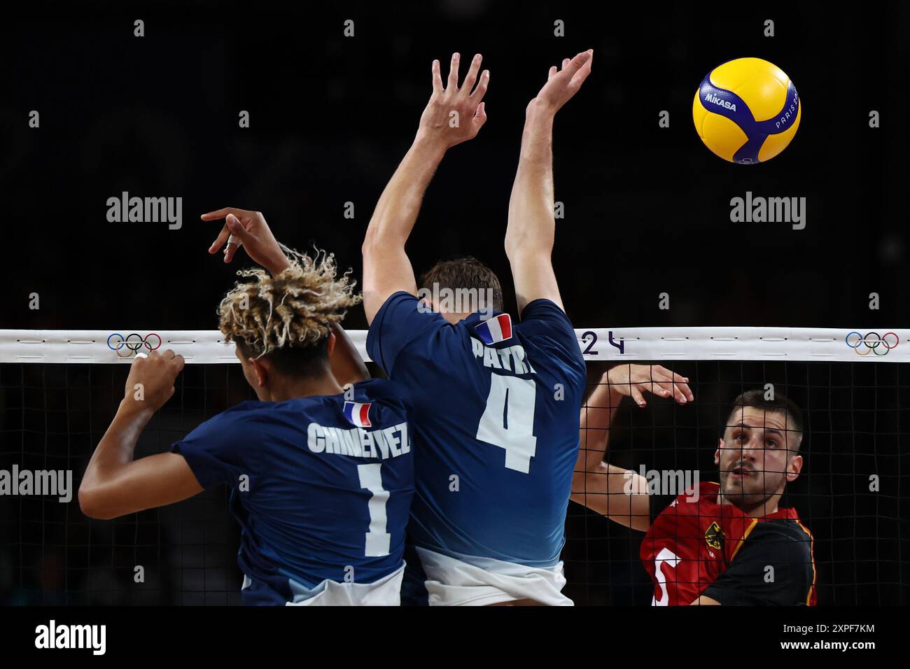 Paris, Frankreich. August 2024. Julien Mattia/Le Pictorium - Volleyball- Viertelfinale Frankreich/Deutschland - Paris 2024 - 05/08/2024 - Frankreich/Ile-de-France (Region)/Paris - Barthelemy Chinenyze (FRA) und Jean Patry (FRA) während des Volleyball-/Herrenviertelfinals zwischen Frankreich und Deutschland bei den Olympischen Spielen in Paris, in der Arena Paris Sud, 5. August 2024. Quelle: LE PICTORIUM/Alamy Live News Stockfoto