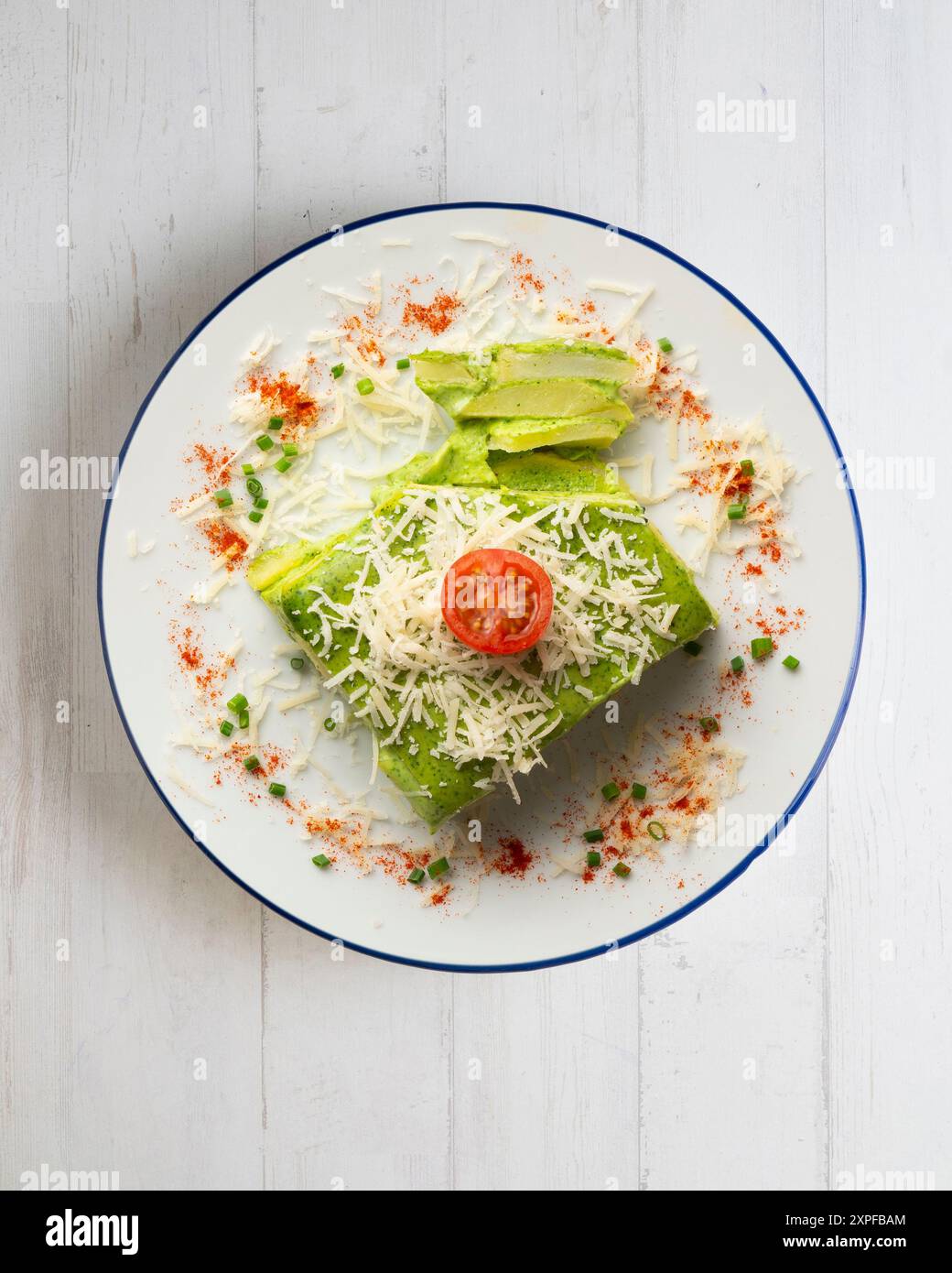 Gebackene Kartoffeln mit Spinat Bechamel und Käse. Stockfoto
