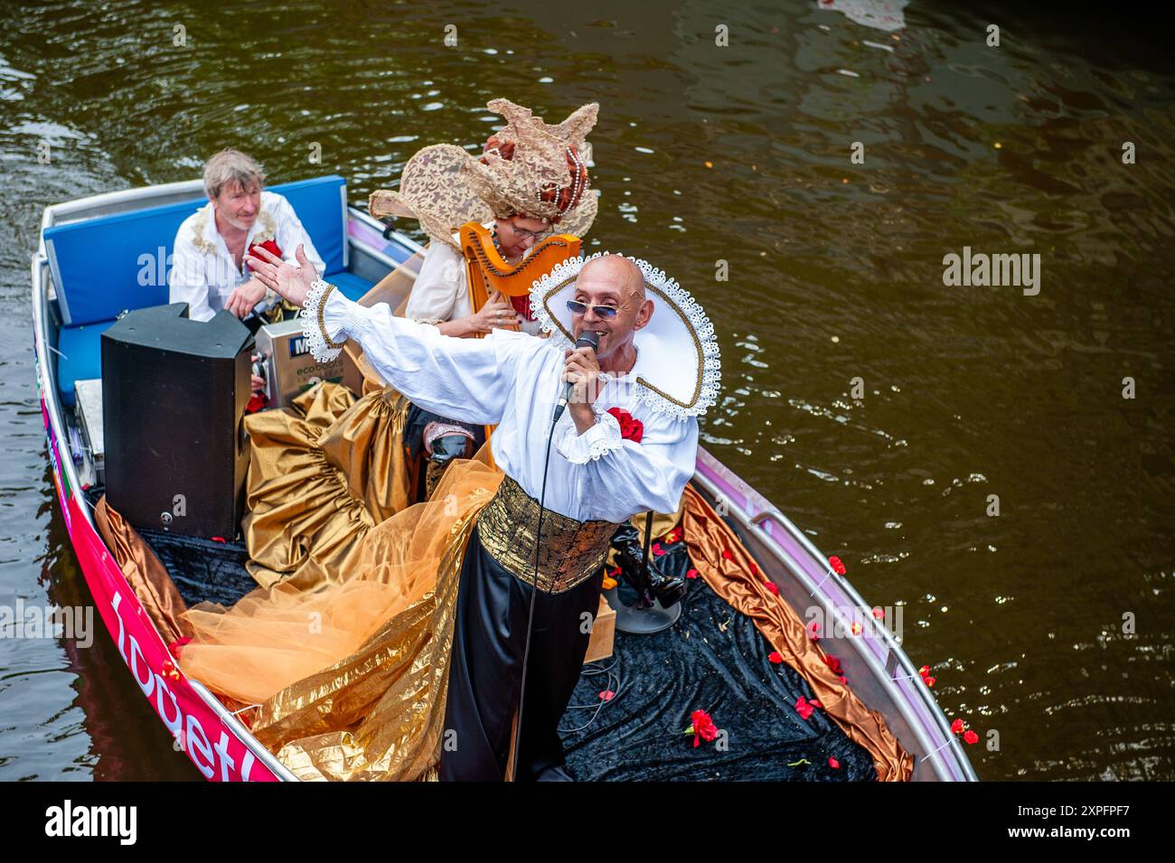 August, Amsterdam. Für die Canal Parade ist Amsterdam Gay Pride berühmt. Es ist die Krönung ihres zweiwöchigen Festivals mit mehr als 200 Veranstaltungen. Die Boote starten am Scheepvaart-Museum im östlichen Teil des Stadtzentrums und bewegen sich in Richtung Amstel. Die Kanalparade beginnt gegen Mittag und dauert den ganzen Nachmittag. Rund 80 Boote verschiedener Organisationen und gemeinnütziger Organisationen nehmen an der Veranstaltung Teil. Stockfoto