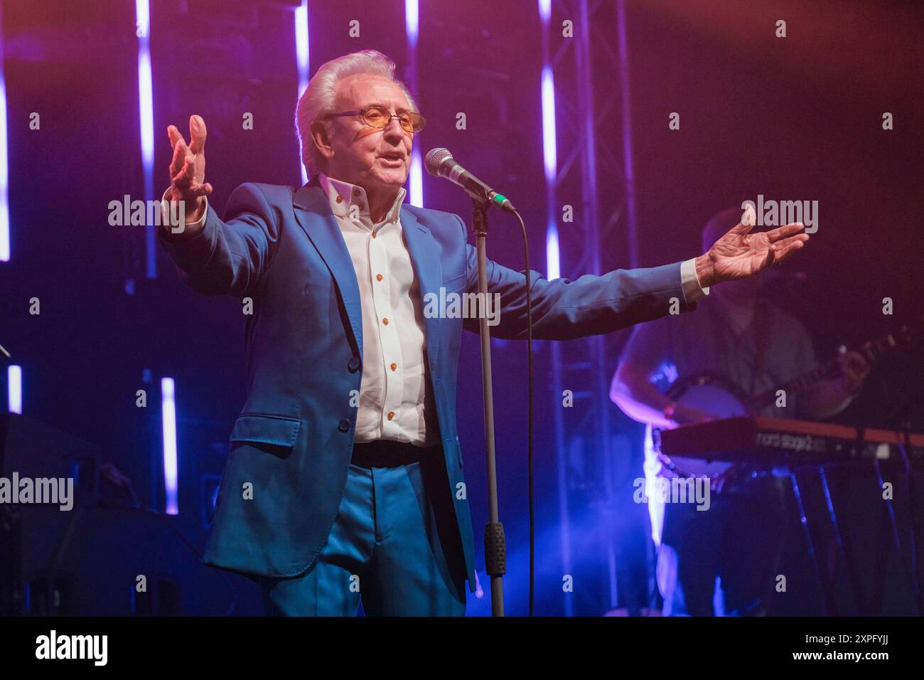 Tony Christie tritt beim Wickham Festival in Hampshire auf. August 2024 Stockfoto