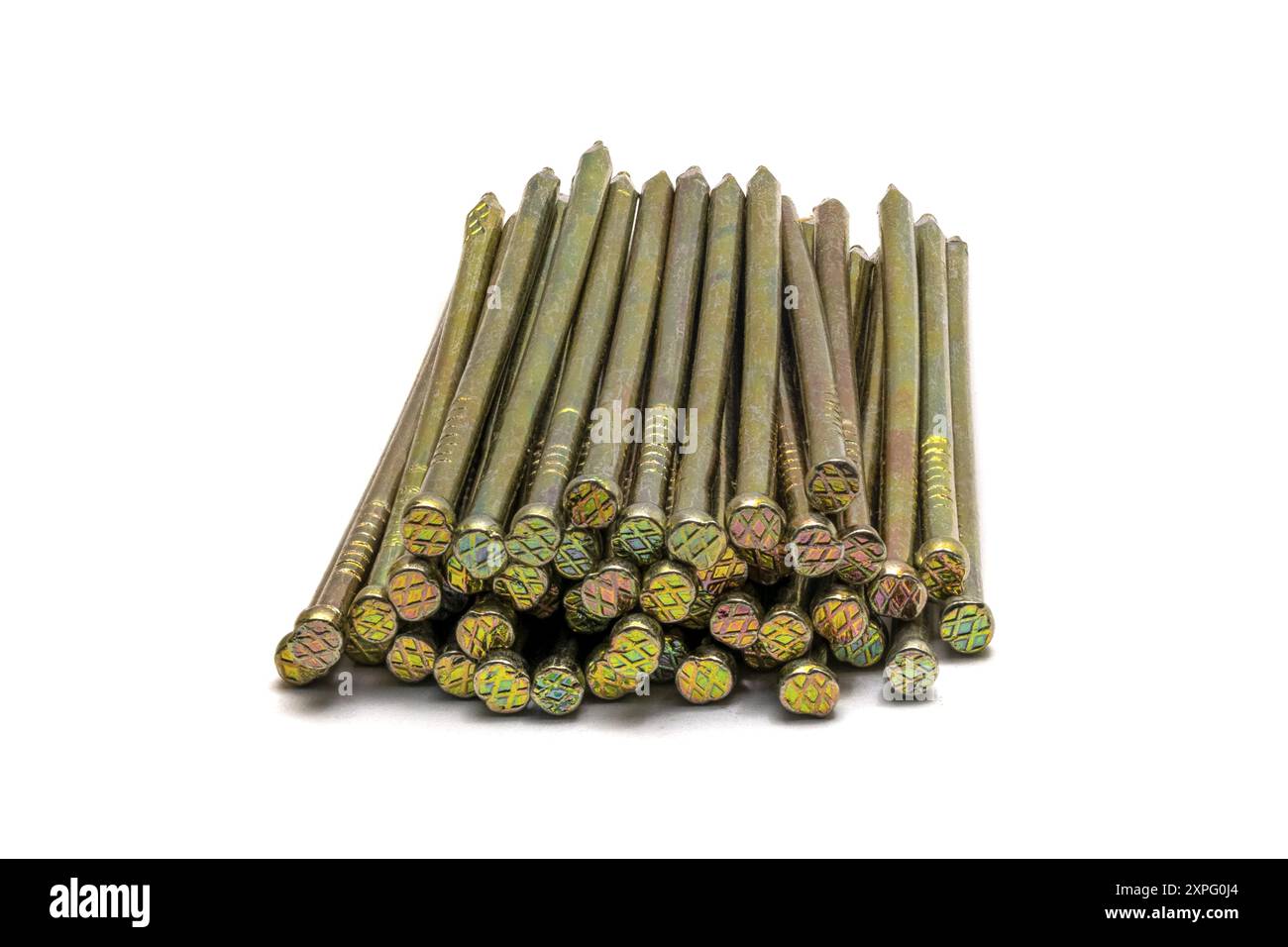 Goldene scharfe dünne Metallnägel, die in mehreren Reihen auf weißem Hintergrund liegen, Nahaufnahme Makro Stockfoto