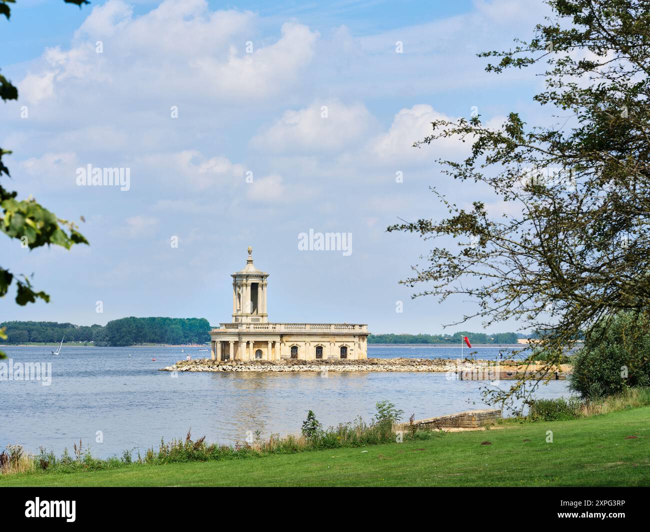 Teilweise untergetaucht ehemalige christliche Kirche in einem englischen Wasserpark in Rutland, England. Stockfoto