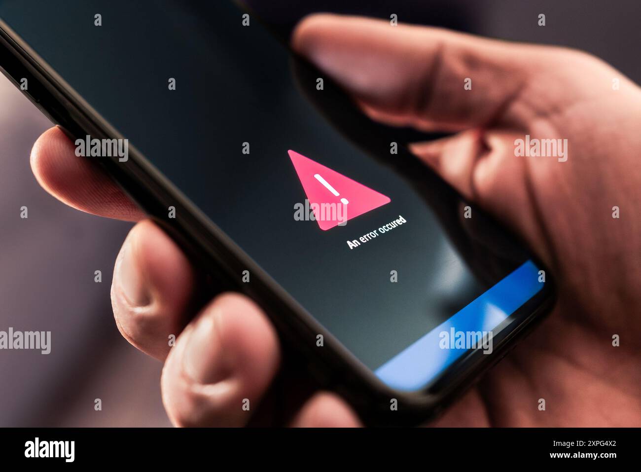 Fehler, Problem mit Verbindung oder Handy-App. Fehlerhaftes Signal im Funkgerät. Kaputtes Smartphone. Warnmeldung. Fehlerbenachrichtigung. Stockfoto
