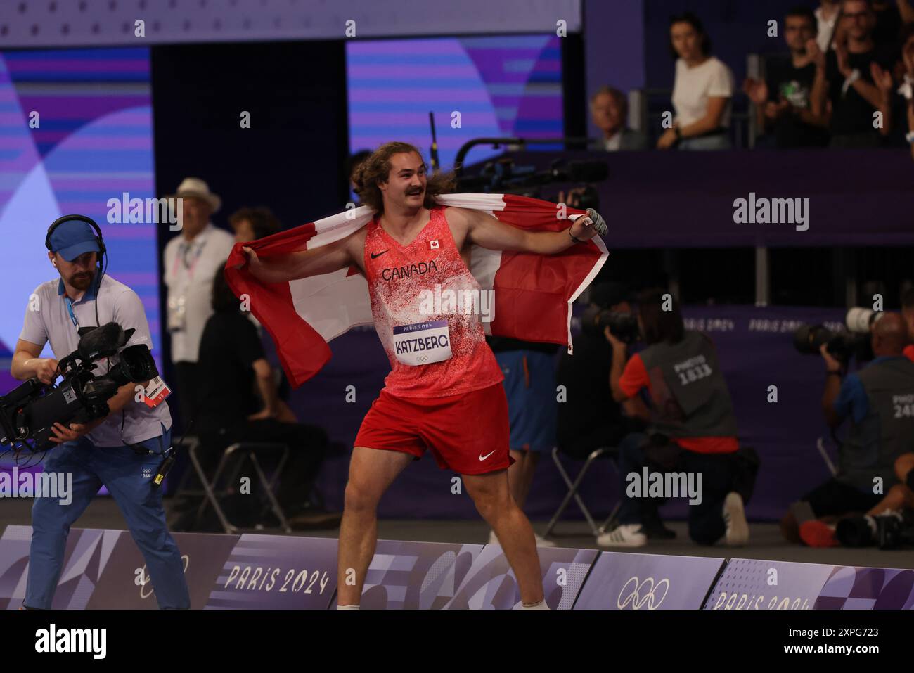 4. August 2024, Paris, Frankreich - Olympische Spiele in Paris: Leichtathletik - Ethan Katzberg aus Kanada feiert nach dem Gewinn der Goldmedaille im Hammer-Wurf im State de France während der Olympischen Spiele in Paris Stockfoto