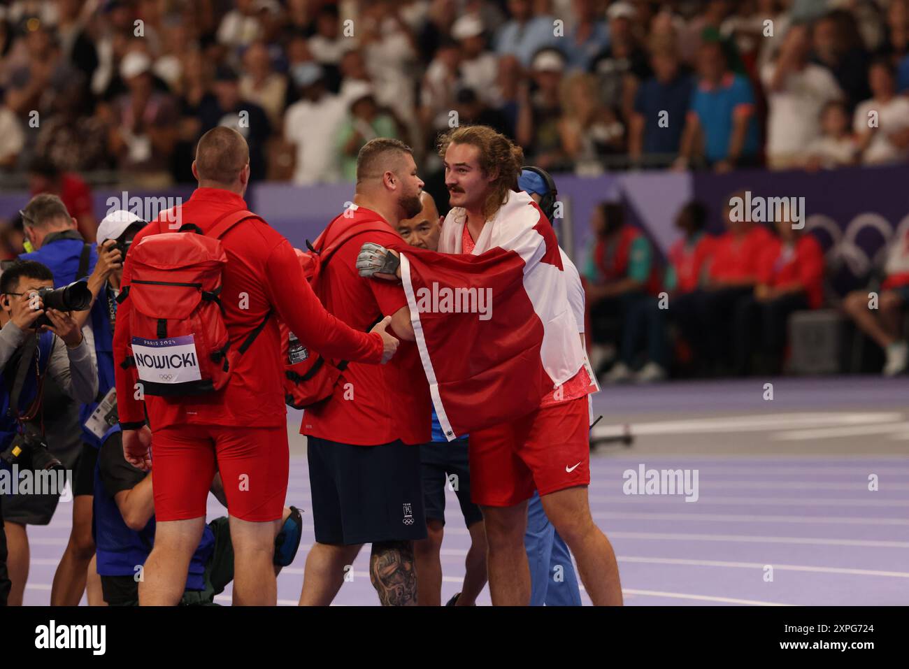 4. August 2024, Paris, Frankreich - Olympische Spiele in Paris: Leichtathletik - Ethan Katzberg aus Kanada feiert nach dem Gewinn der Goldmedaille im Hammer-Wurf im State de France während der Olympischen Spiele in Paris Stockfoto