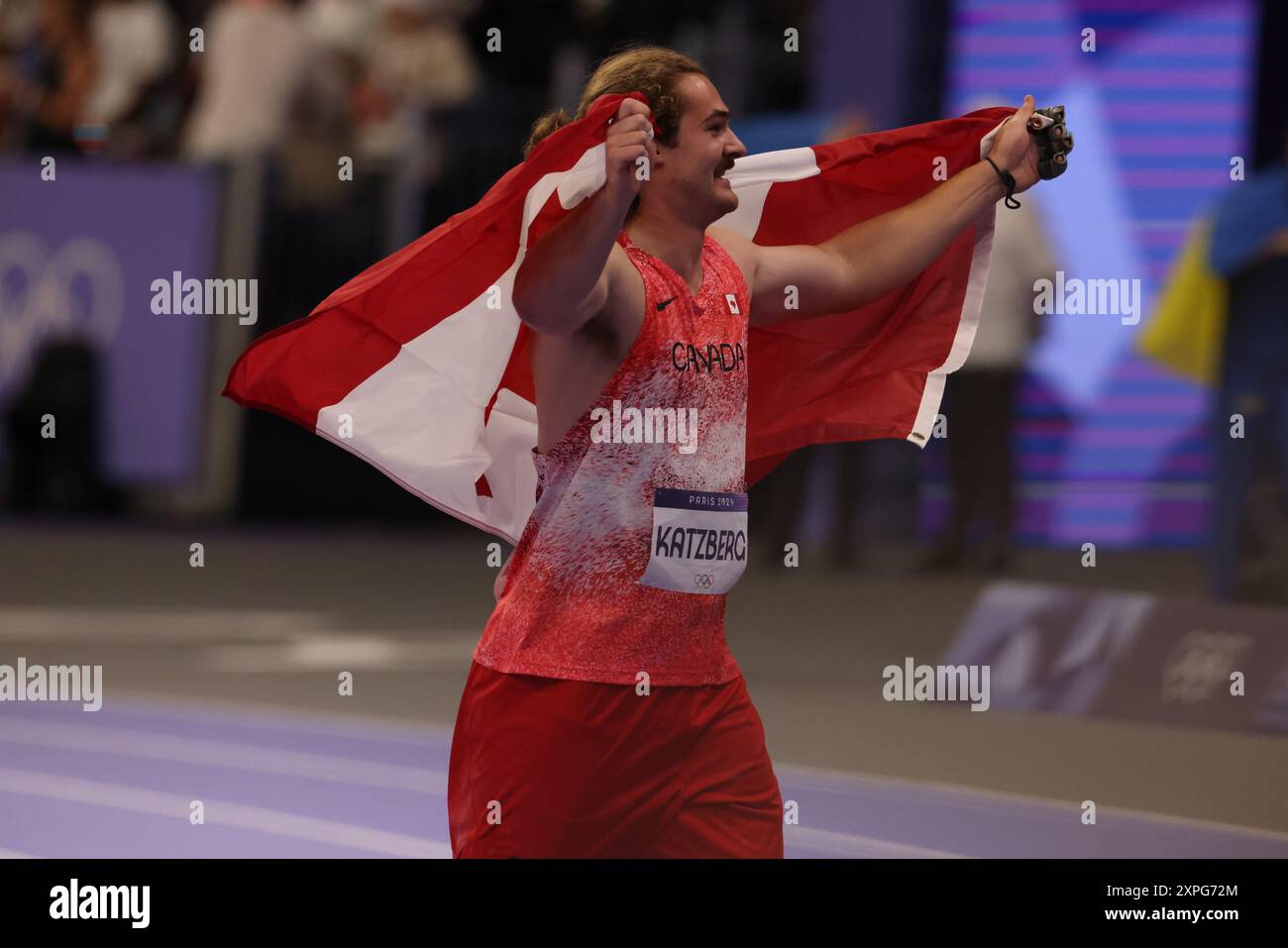 4. August 2024, Paris, Frankreich - Olympische Spiele in Paris: Leichtathletik - Ethan Katzberg aus Kanada feiert nach dem Gewinn der Goldmedaille im Hammer-Wurf im State de France während der Olympischen Spiele in Paris Stockfoto