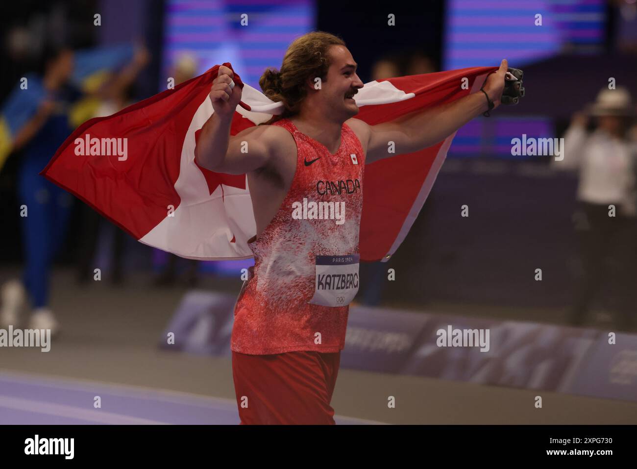 4. August 2024, Paris, Frankreich - Olympische Spiele in Paris: Leichtathletik - Ethan Katzberg aus Kanada feiert nach dem Gewinn der Goldmedaille im Hammer-Wurf im State de France während der Olympischen Spiele in Paris Stockfoto