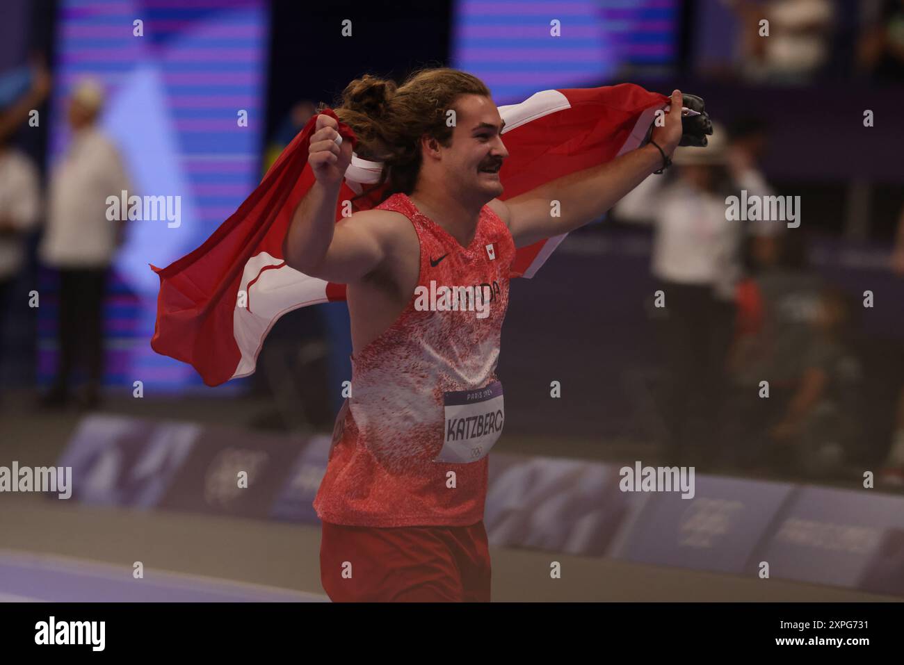 4. August 2024, Paris, Frankreich - Olympische Spiele in Paris: Leichtathletik - Ethan Katzberg aus Kanada feiert nach dem Gewinn der Goldmedaille im Hammer-Wurf im State de France während der Olympischen Spiele in Paris Stockfoto