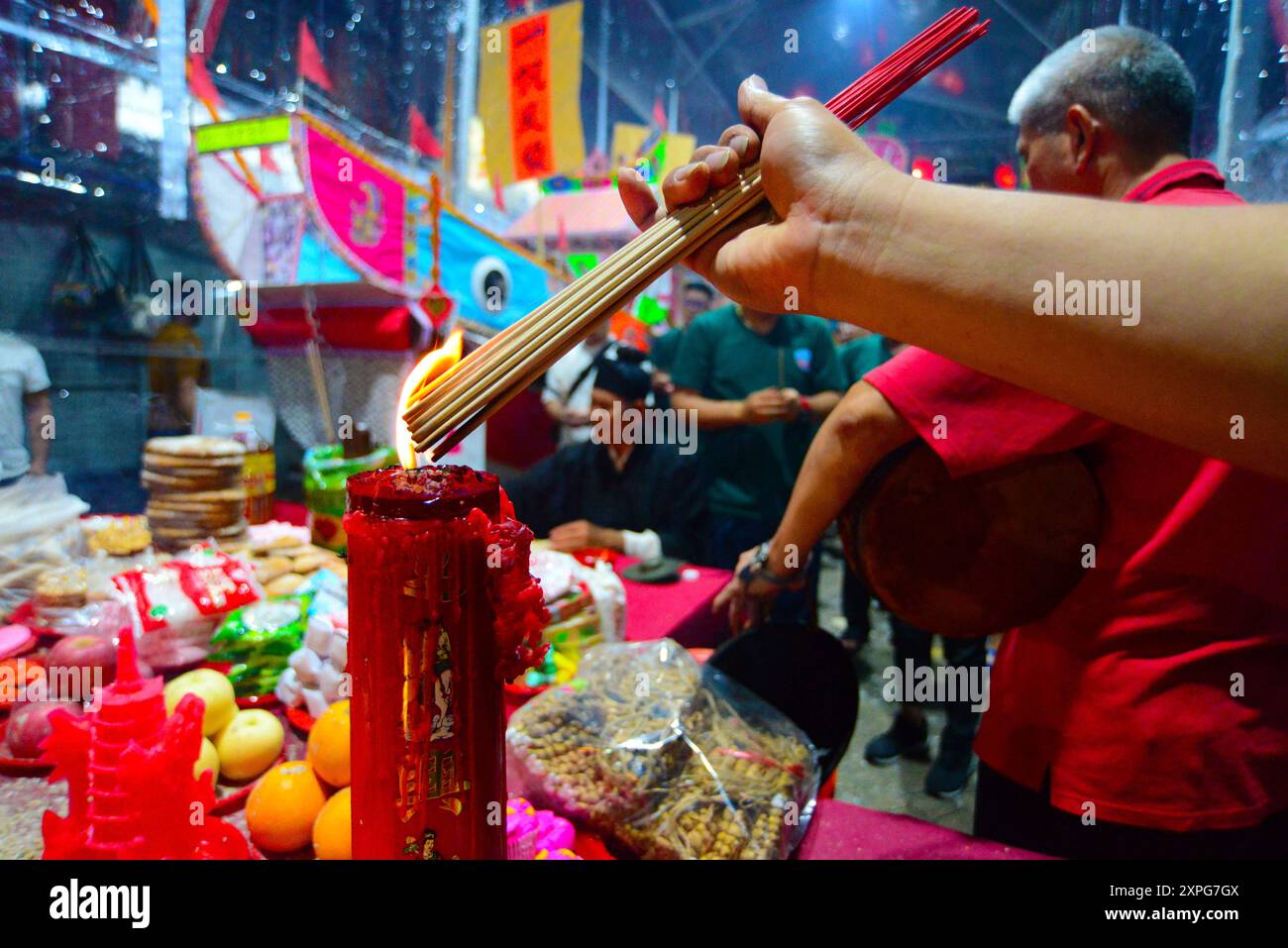 Hungry Ghost MALAYSIA KUALA LUMPUR 8/2024 das Hungry Ghost Festival in Malaysia heißt Ullambana oder YuLanPen . Es findet im siebten Monat des Mondkalenders statt, wobei Brandopfer Live-Straßenauftritte im ganzen Land enthalten. Die Opferzeremonie beinhaltete die Anbetung der Ahnen, das Spenden von Essen, das Verbrennen von Höllenpapiergeldern und Respekt für die Geister der Ahnen. H.BERBAR Stockfoto