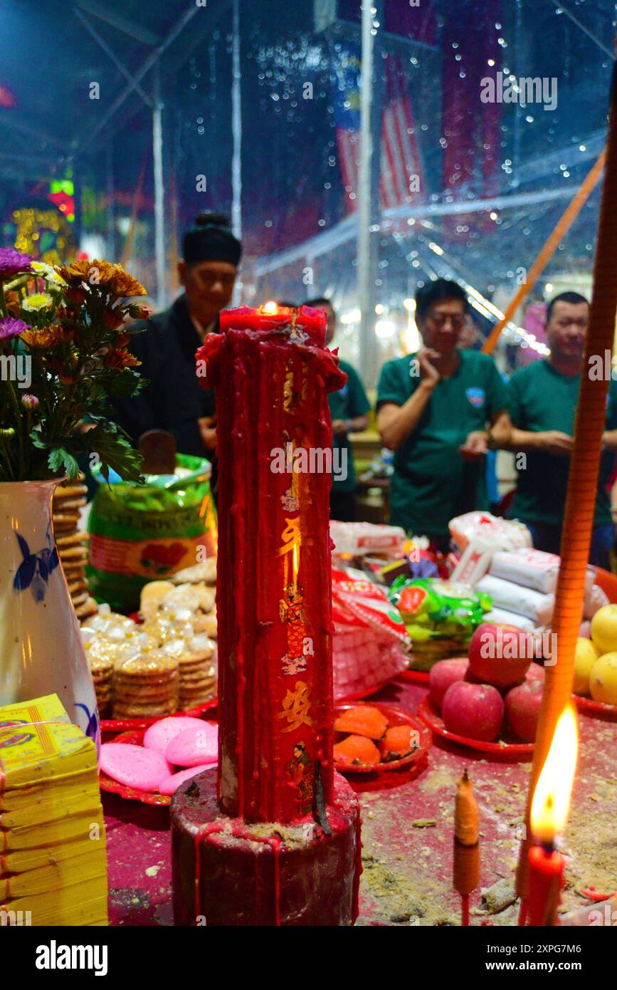 Hungry Ghost MALAYSIA KUALA LUMPUR 8/2024 das Hungry Ghost Festival in Malaysia heißt Ullambana oder YuLanPen . Es findet im siebten Monat des Mondkalenders statt, wobei Brandopfer Live-Straßenauftritte im ganzen Land enthalten. Die Opferzeremonie beinhaltete die Anbetung der Ahnen, das Spenden von Essen, das Verbrennen von Höllenpapiergeldern und Respekt für die Geister der Ahnen. H.BERBAR Stockfoto
