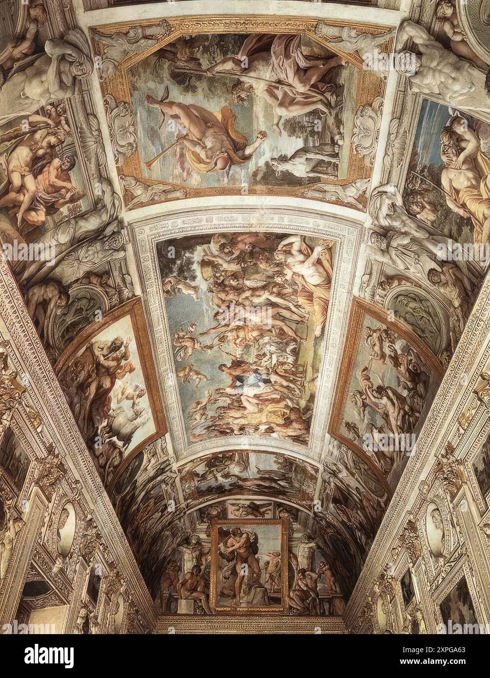 CARRACCI, Annibale (* 1560, Bologna, d. 1609, Roma) Deckenfresko 1597-1602 Fresco Palazzo Farnese, Rom die riesige Decke im Empfangsraum des Palazzo Farnese, die gerade zu Beginn des 17. Jahrhunderts gemalt wurde, war Teil eines großen Zyklus dekorativer Gemälde zum Thema die Liebe der Götter, das Carracci für Kardinal Odoardo Farnese gemalt hat. Sie sind seine unbestrittenen Meisterwerke und waren ungeheuer einflussreich, wobei Michelangelos Werke in der Sixtinischen Kapelle und Raffael Fresken im Vatikan zwei Jahrhunderte lang als die höchsten Beispiele westlicher Malerei eingestuft wurden. Generationen Stockfoto