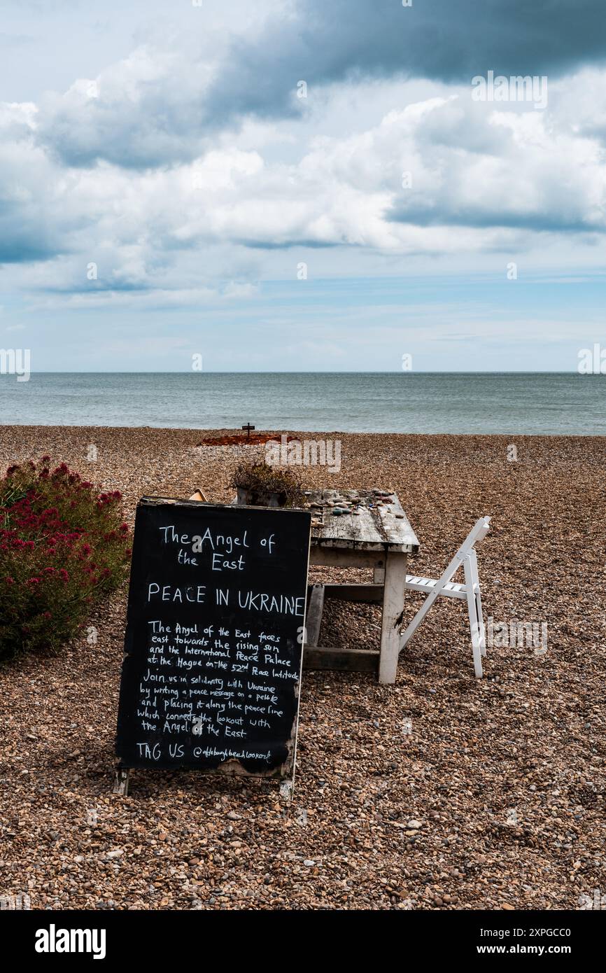 Schild 'Angle of the East' am Aldeburgh Beach, Suffolk, England, Großbritannien. Unterstützung für ukrainisches Schild und Denkmal am Strand. Stockfoto