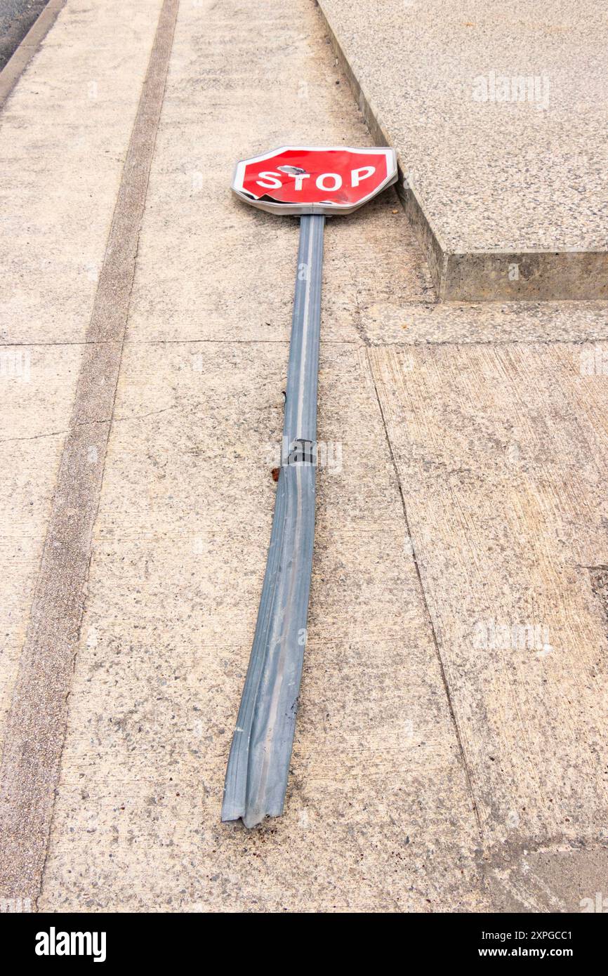 Halten Sie das Straßenschild auf dem Boden an Stockfoto