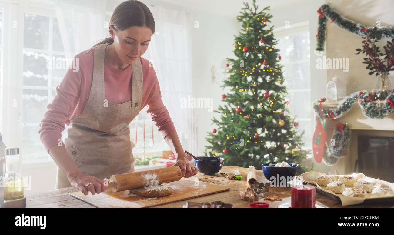 Porträt der Küchenchefin, die Teig zubereitete und Lebkuchen zu Weihnachten zuhause zubereitete. Fröhliche Kleinunternehmer-Eigentümerin, die hausgemachtes Gebäck für ihren Shop herstellt Stockfoto