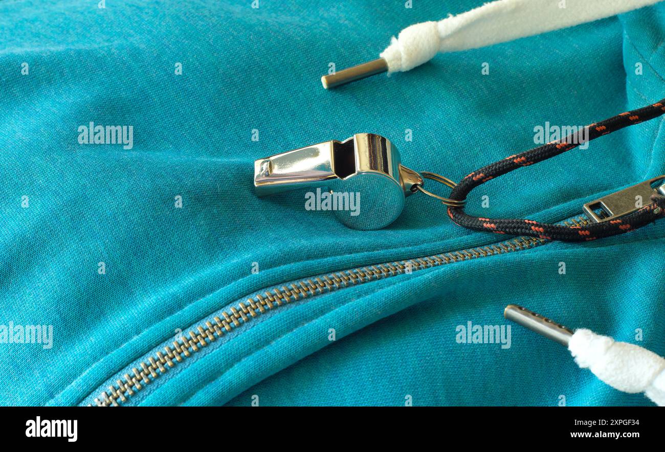 Pfeife des Fußballschiedsrichters oder Trainers auf der Trainingshose. Fußball- und Fußballsportkonzept. Freier Kopierbereich. Stockfoto