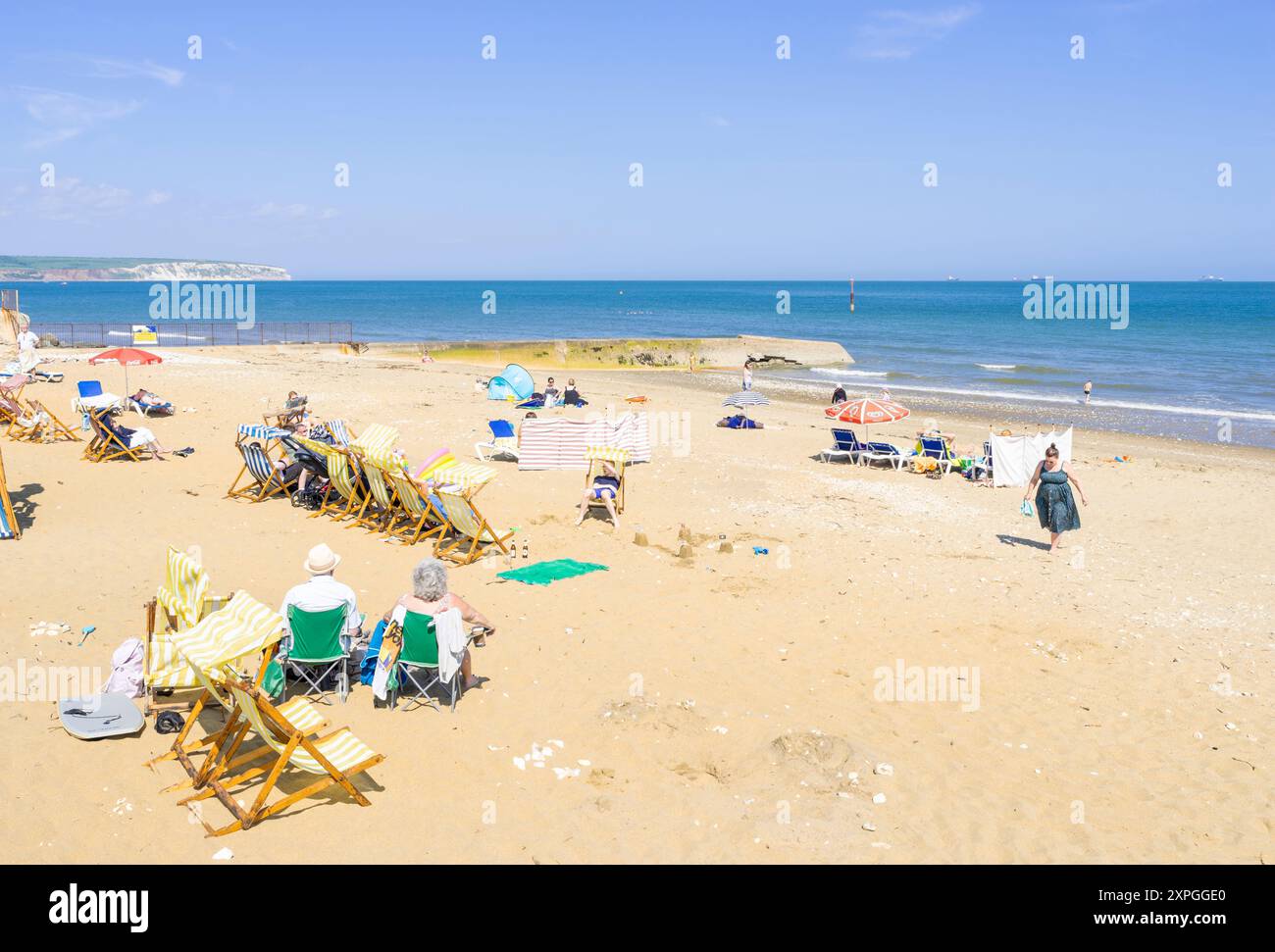 Shanklin Isle of Wight UK - Shanklin Beach mit Menschen am Sandstrand mit Liegestühlen Shanklin Esplanade Isle of Wight England GB Stockfoto