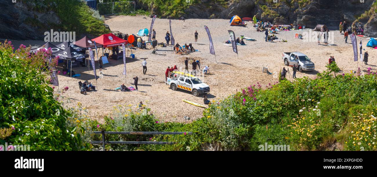 Ein Panoramablick von Menschen, die sich zu einem Surfevent am GT Great Western Beach in Newquay in Cornwall, Großbritannien, versammeln. Stockfoto