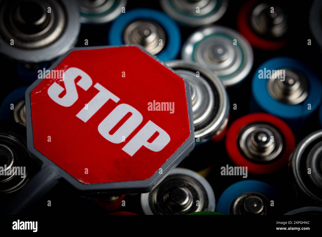 Nahaufnahme der Alkali-Batterien. Recycling- und Umweltschutzkonzept Stockfoto
