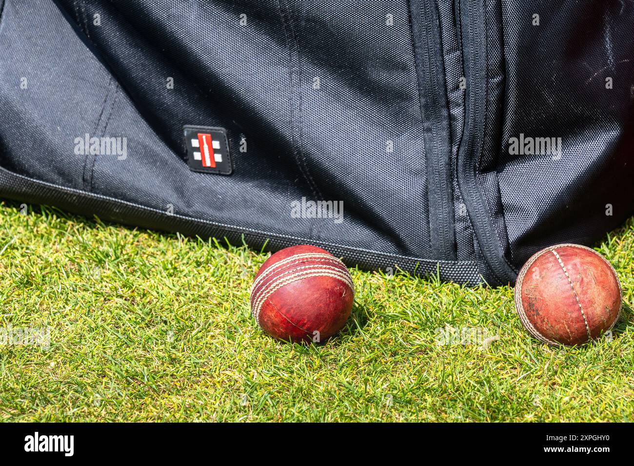 Graue Nicolls Crickettasche mit zwei Cricketbällen (Querformat) Stockfoto
