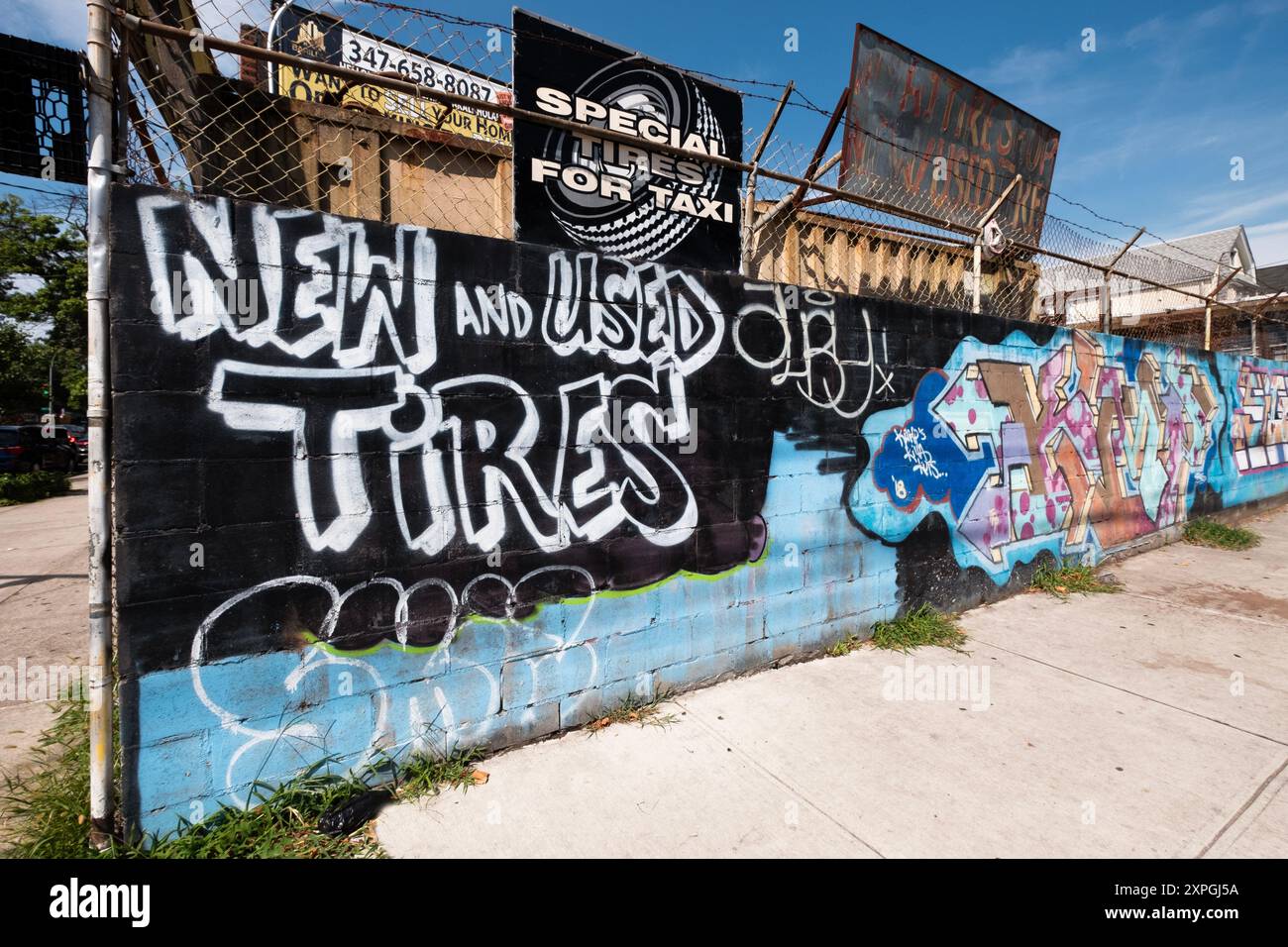 Die Seitenwand der NY A-1 Reifenfabrik an der 101st Avenue in Richmond Hill, Queens, New York City Stockfoto