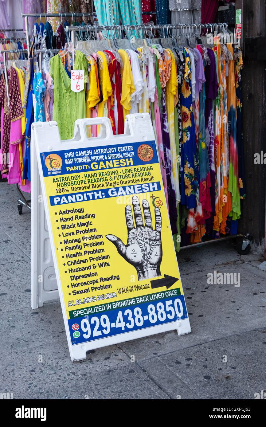 Anzeige für Pandit Ganesh, der behauptet, der mächtigste Hellseher, Astrologe zu sein und Probleme in allen Bereichen zu lösen. Auf der Liberty Ave in Queens, NY Stockfoto