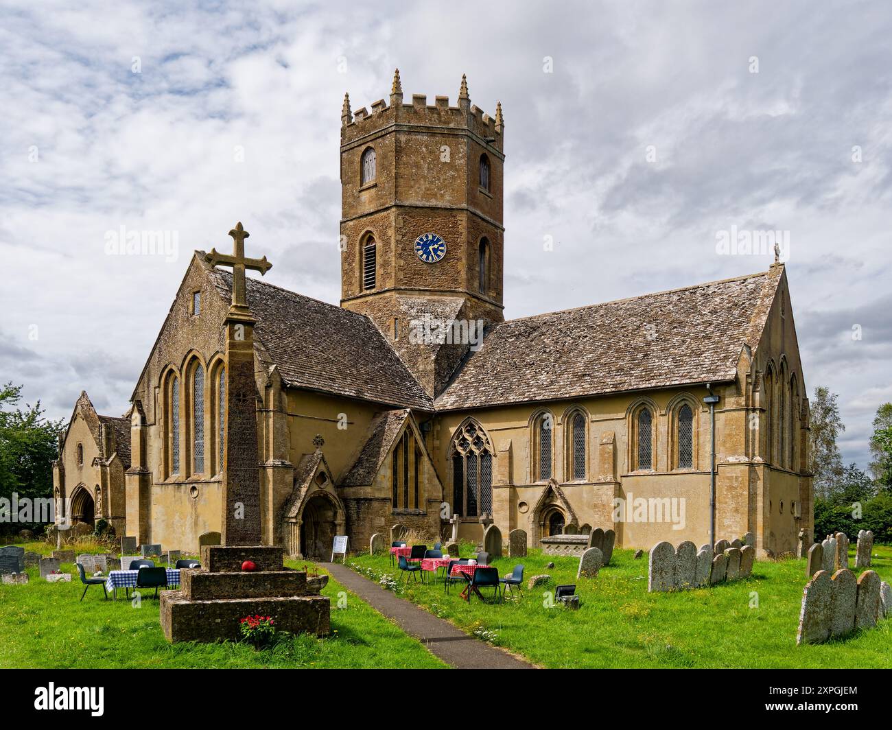 St Mary's Church und Friedhof mit Sitzplätzen im Freien für eine Teeveranstaltung in Uffington, Oxfordshire, England, Großbritannien Stockfoto