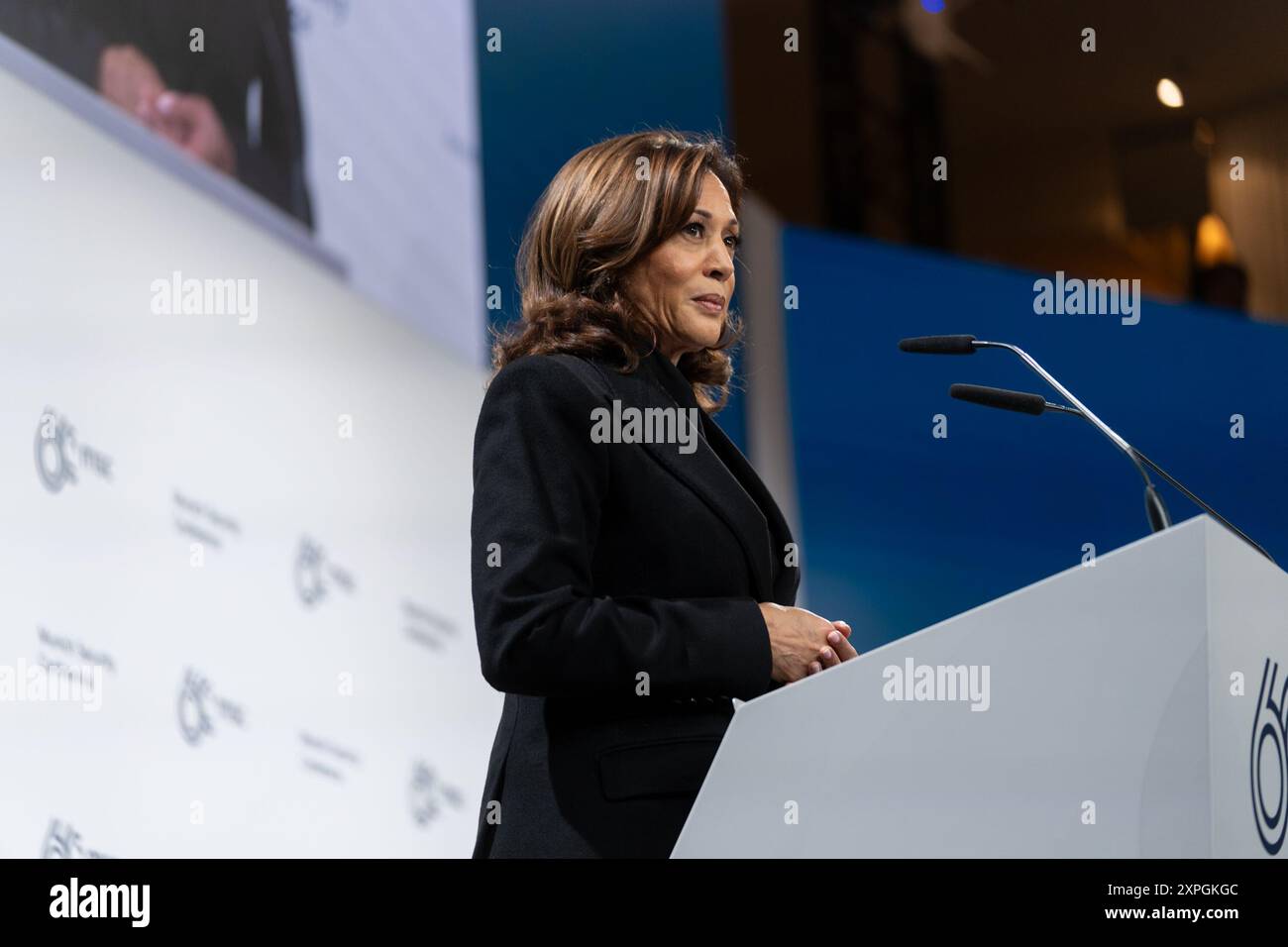 Vizepräsidentin Kamala Harris hält auf der Münchner Sicherheitskonferenz am Freitag, den 16. Februar 2024, im Hotel Bayerischer Hof in München. (Offizielles Foto des Weißen Hauses von Lawrence Jackson) Stockfoto