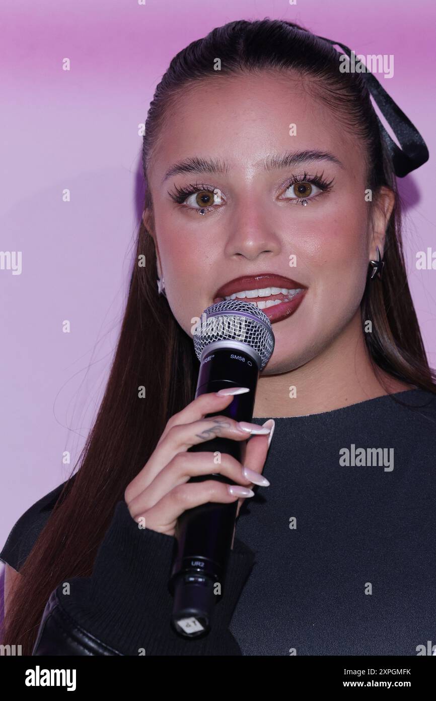 Emilia Mernes, argentinische Sängerin, Schauspielerin und Model, spricht während einer Pressekonferenz vor ihrer MP3-Tour bei Sony Music Mexico in Mexiko-Stadt am 5. August 2024. (Foto: Yamak Perea/Eyepix Group) (Foto: Eyepix/NurPhoto) Stockfoto