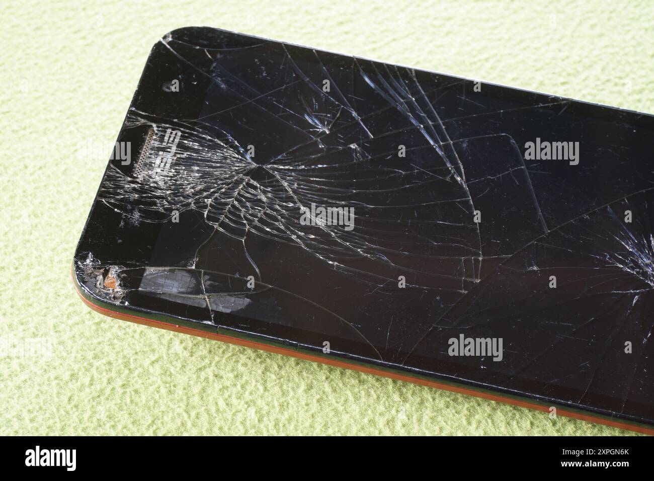 Terengganu, Malaysia - 24. August 2024 : Nahaufnahme des aufgerissenen asus Display-Smartphones auf grünem Hintergrund Stockfoto