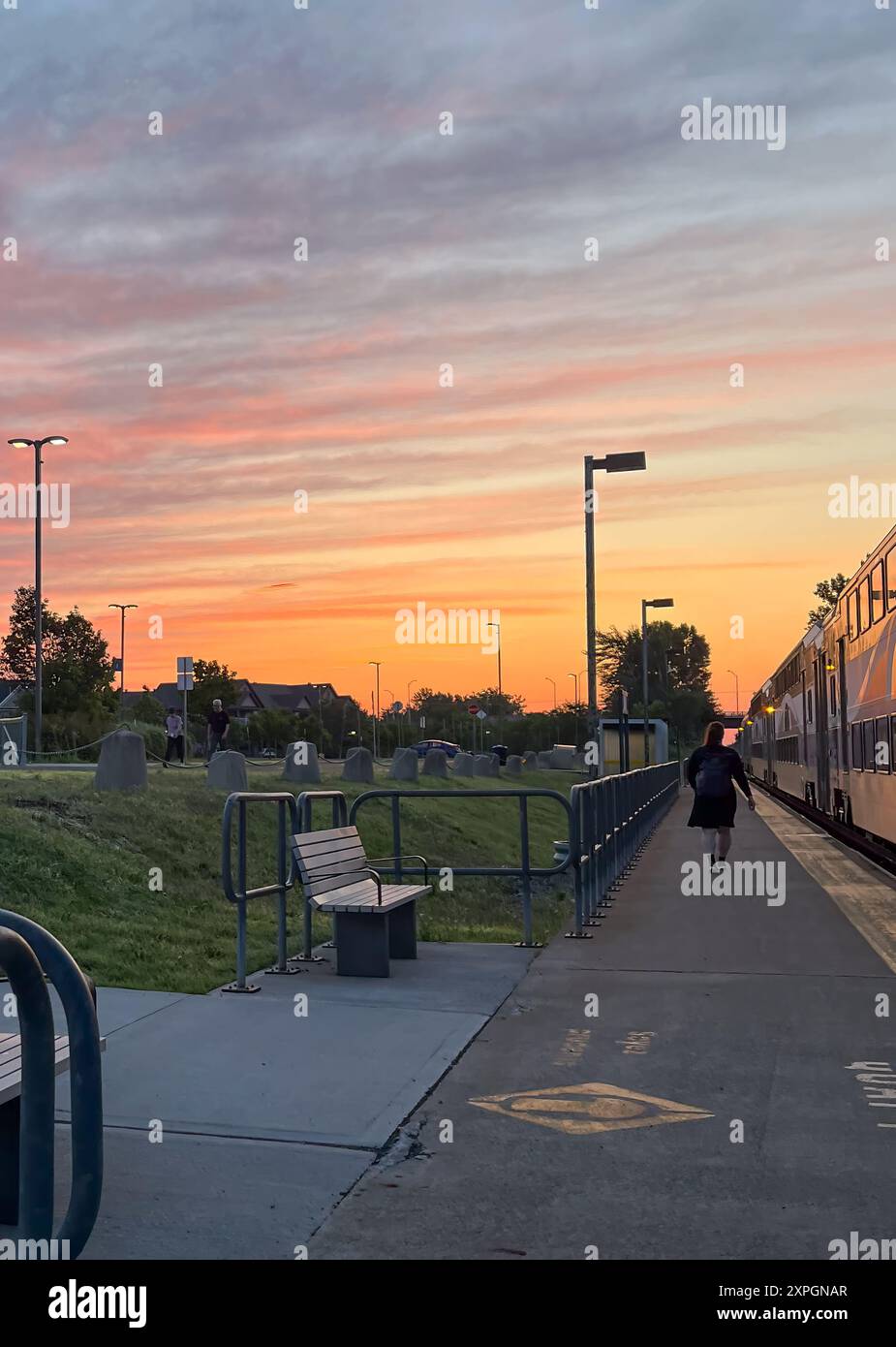 Mont-Saint-Hilaire, Québec, Kanada - 08-06-2024: Foto vom Bahnhof während der Fahrt am Morgen während eines farbenfrohen Sonnenaufgangs Stockfoto