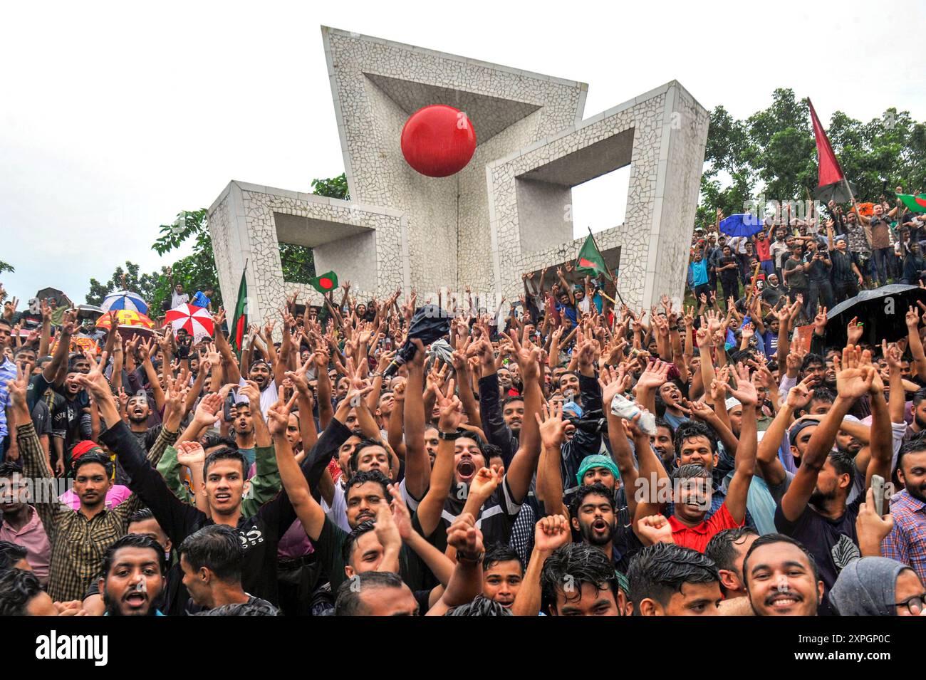 In den Räumlichkeiten des Sylhet Martyr Monuments feierten die Menschen in einer fröhlichen Prozession durch die Stadt Sylhet, um den Untergang der Regierung des Premierministers von Bangladesch SHEIKH HASINA zu feiern. Sylhet, Bangladesch. Stockfoto