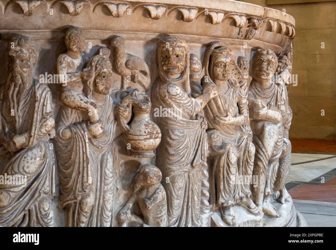 Lucca, San Frediano, nördliches Seitenschiff, Taufbecken, Unteres Becken mit Szenen aus der Mosesgeschichte: Stockfoto