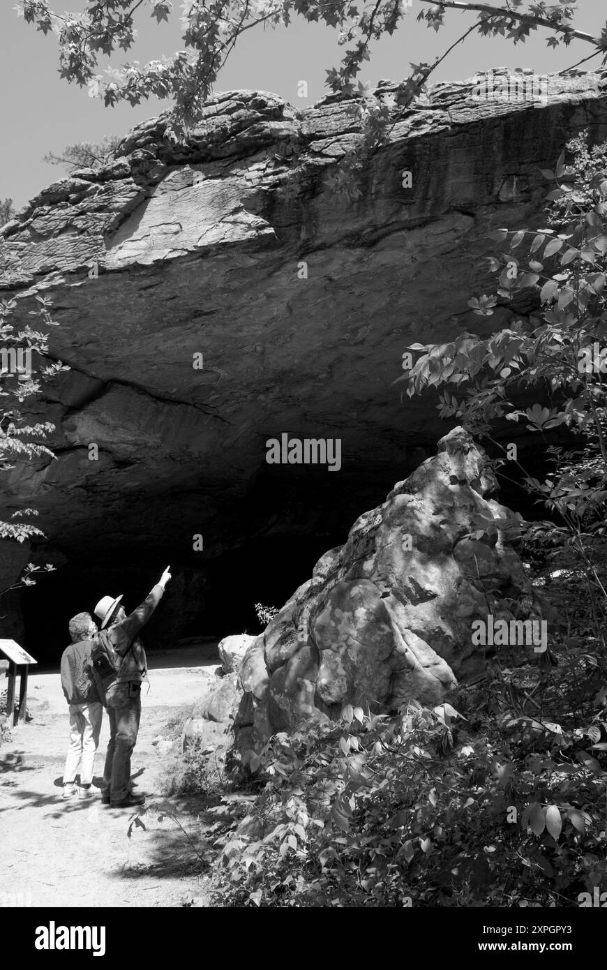 Kaukasisches Paar im Alter von 50 bis 55 Jahren erkundet die Rock House Cave im Petit Jean State Park in der Nähe von Morrilton, Arkansas, USA. Stockfoto