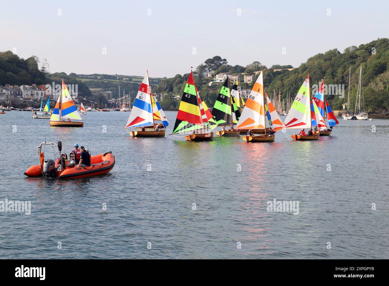 Schlauchboote der Fowey River-Klasse fahren im Fowey Harbour. Sicherheitsboot zur Hand. Stockfoto