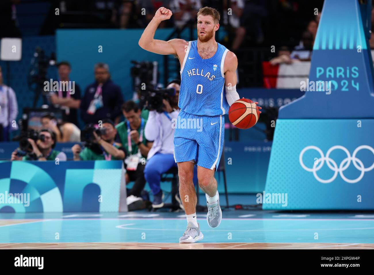 Paris, Frankreich. August 2024. DUPLIKAT***Griechenland Point Guard Thomas Walkup (0) dribbelt den Ball im MenÕs Basketball Quarter Finals zwischen Deutschland und Griechenland während der Olympischen Spiele 2024 aus Paris, Frankreich am 6. August 2024. Foto von Peter Dovgan. Nur redaktionelle Verwendung, Lizenz für kommerzielle Nutzung erforderlich. Keine Verwendung bei Wetten, Spielen oder Publikationen eines einzelnen Clubs/einer Liga/eines Spielers. Quelle: UK Sports Pics Ltd/Alamy Live News Stockfoto