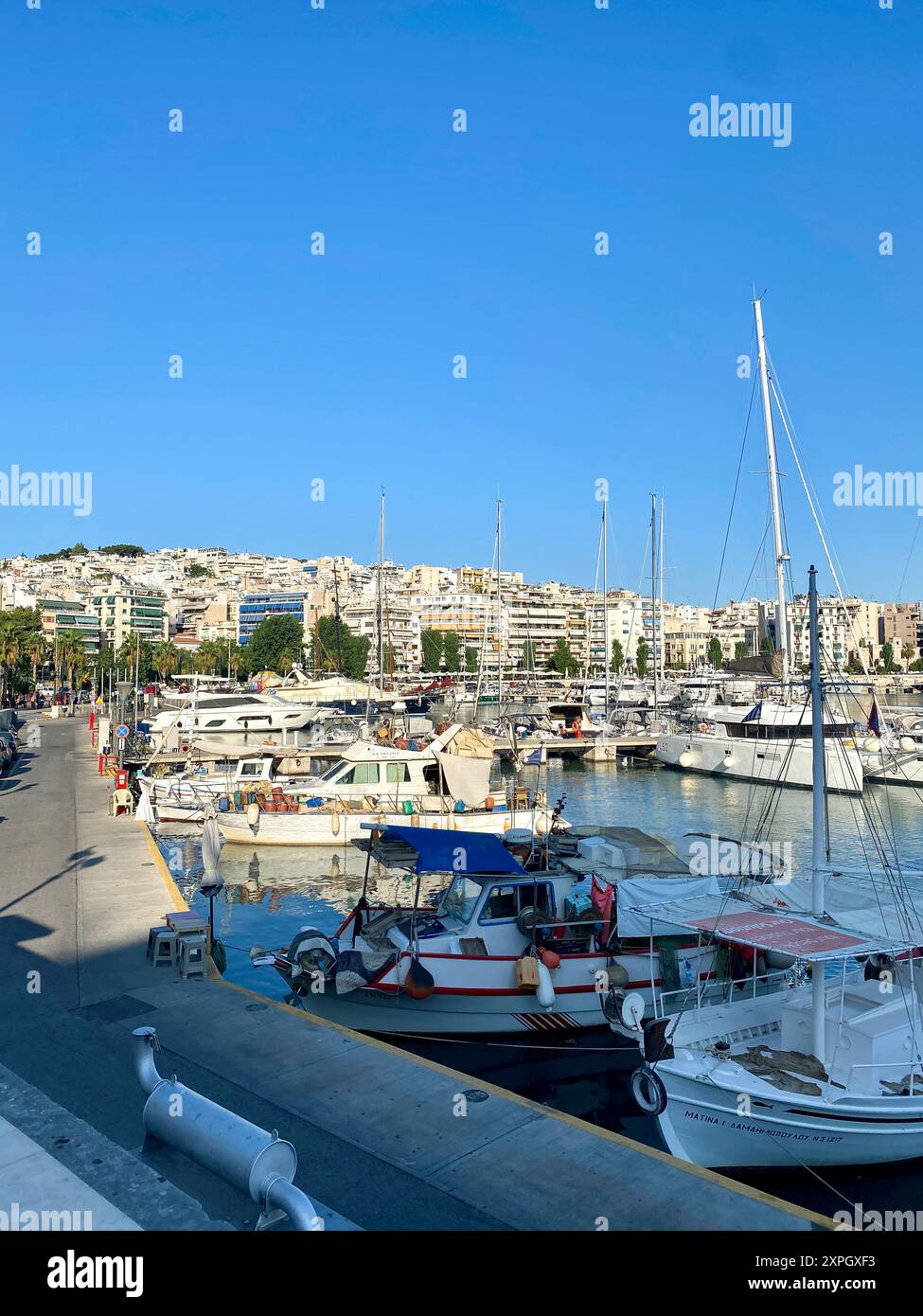 Athen, Griechenland - August 2021: Blick auf Yahts und Fischerboote im Yachthafen von Mikrolimano Stockfoto