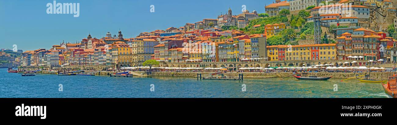 Hallo Res Panorama der Fassade des Flusses Douro im Ouro-Gebiet von Porto im Norden Portugals. Stockfoto