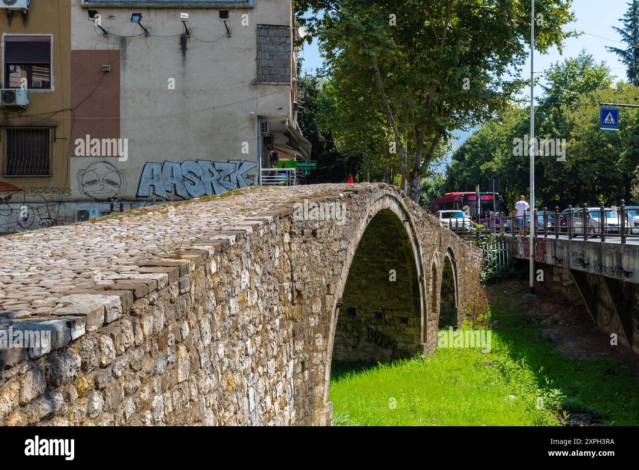 Die Tanners' Bridge ist eine Steinbrücke aus der osmanischen Zeit des 18. Jahrhunderts in Tirana, Albanien. Die Brücke, gebaut in der Nähe der Tanners' Moschee Stockfoto