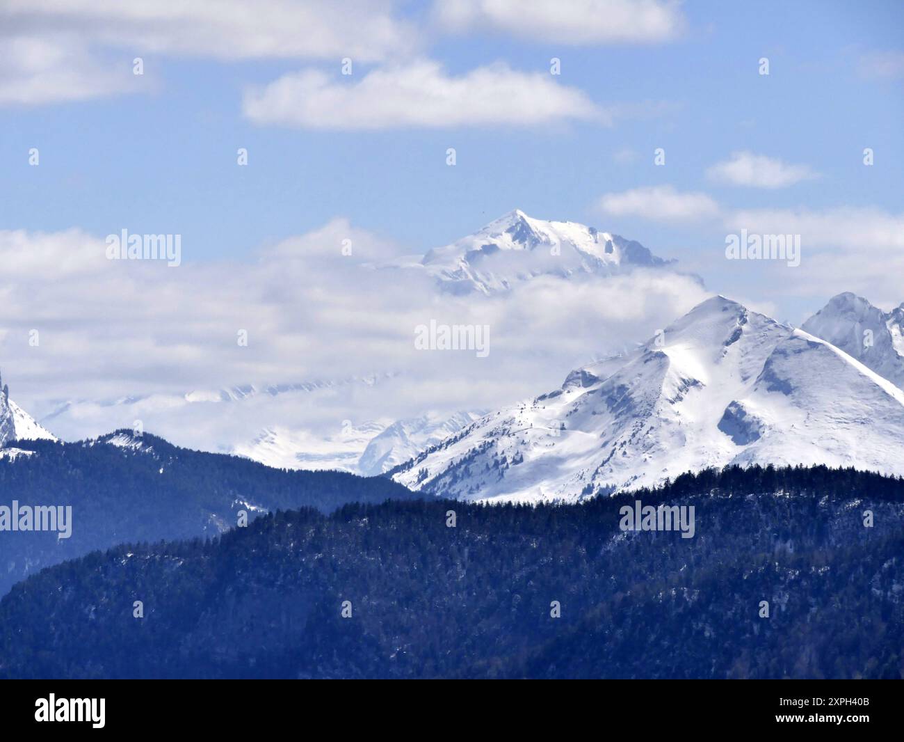 Mont Blanc-Massiv mit schneebedecktem Gipfel und blauem Himmel mit Wolken vom mont Baron in Haute savoie, mit Kiefernwald Stockfoto