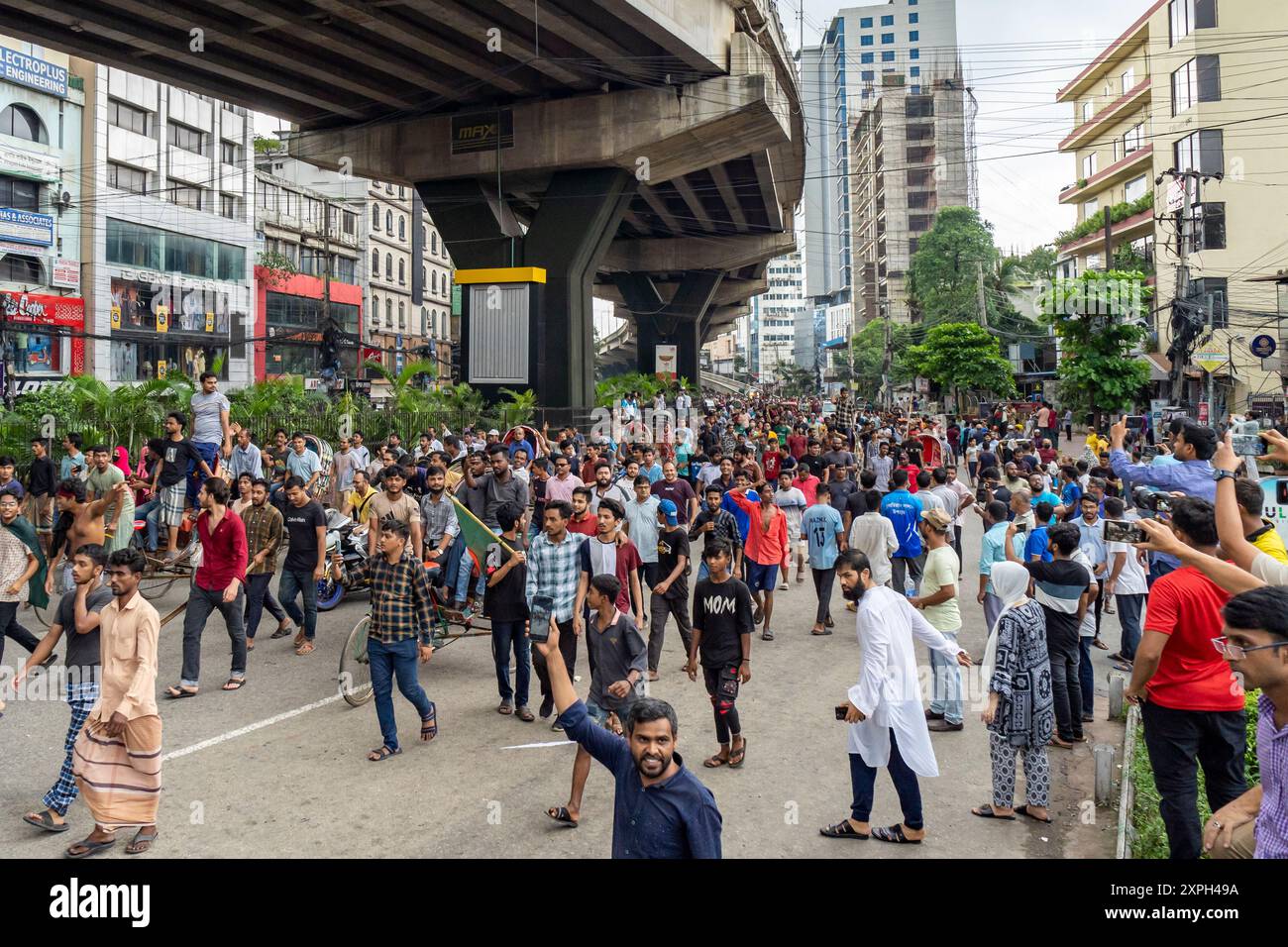 Chittagong, Chattogram, Bangladesch. August 2024. Menschen aus allen Gesellschaftsschichten, darunter Tausende von Studenten, nahmen an fröhlichen Prozessionen im ganzen Land Teil, bei denen Scheich Hasinas Rücktritt aus dem Amt des Premierministers und ihre Abreise aus dem Land am Montag gefeiert wurde. Bangladeschs Premierminister Scheich Hasina ist zurückgetreten und ist angesichts der anhaltenden Proteste aus dem Land geflohen. Tausende von Menschen sind auf die Straßen von Bangladesch gegangen, als Premierminister Scheich Hasina nach wochenlangen tödlichen Protesten gegen die Regierung zurücktrat. (Kreditbild: © Md. Zakir Hossain/ Stockfoto