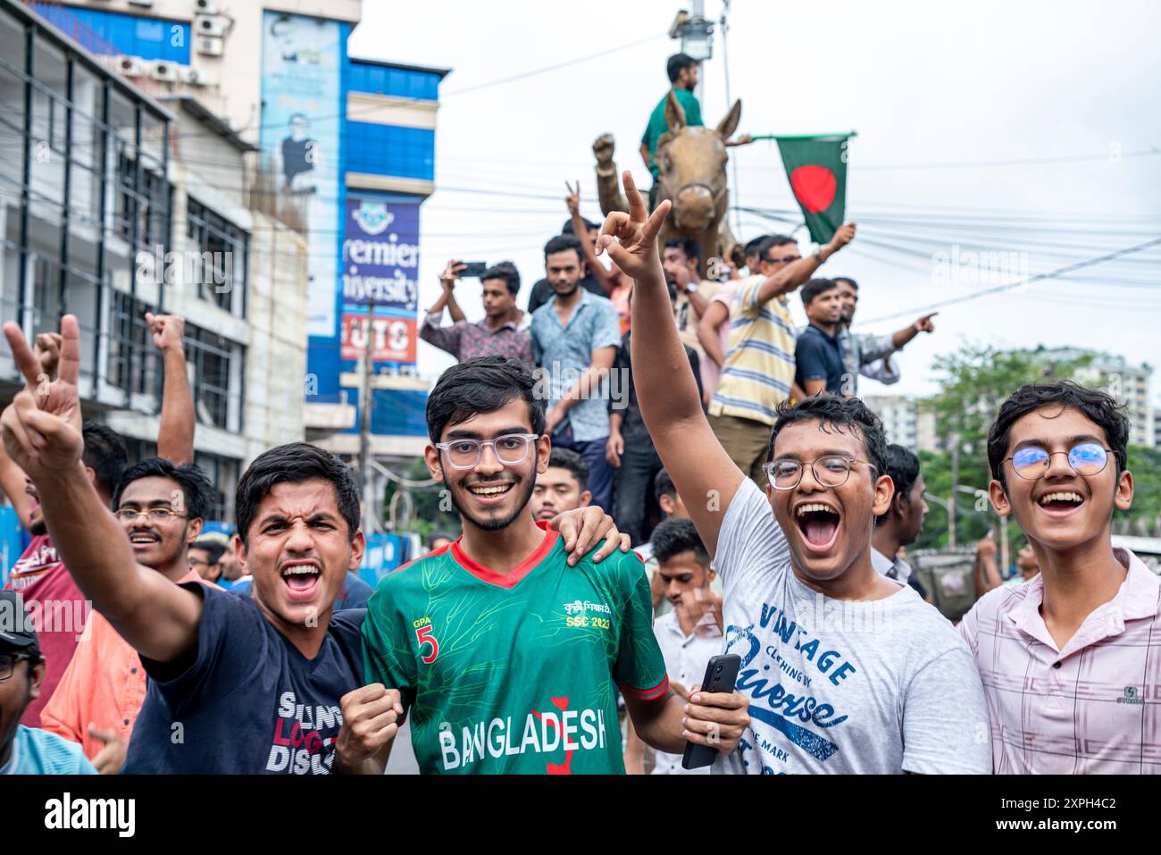 Chittagong, Chattogram, Bangladesch. August 2024. Menschen aus allen Gesellschaftsschichten, darunter Tausende von Studenten, nahmen an fröhlichen Prozessionen im ganzen Land Teil, bei denen Scheich Hasinas Rücktritt aus dem Amt des Premierministers und ihre Abreise aus dem Land am Montag gefeiert wurde. Bangladeschs Premierminister Scheich Hasina ist zurückgetreten und ist angesichts der anhaltenden Proteste aus dem Land geflohen. Tausende von Menschen sind auf die Straßen von Bangladesch gegangen, als Premierminister Scheich Hasina nach wochenlangen tödlichen Protesten gegen die Regierung zurücktrat. (Kreditbild: © Md. Zakir Hossain/ Stockfoto