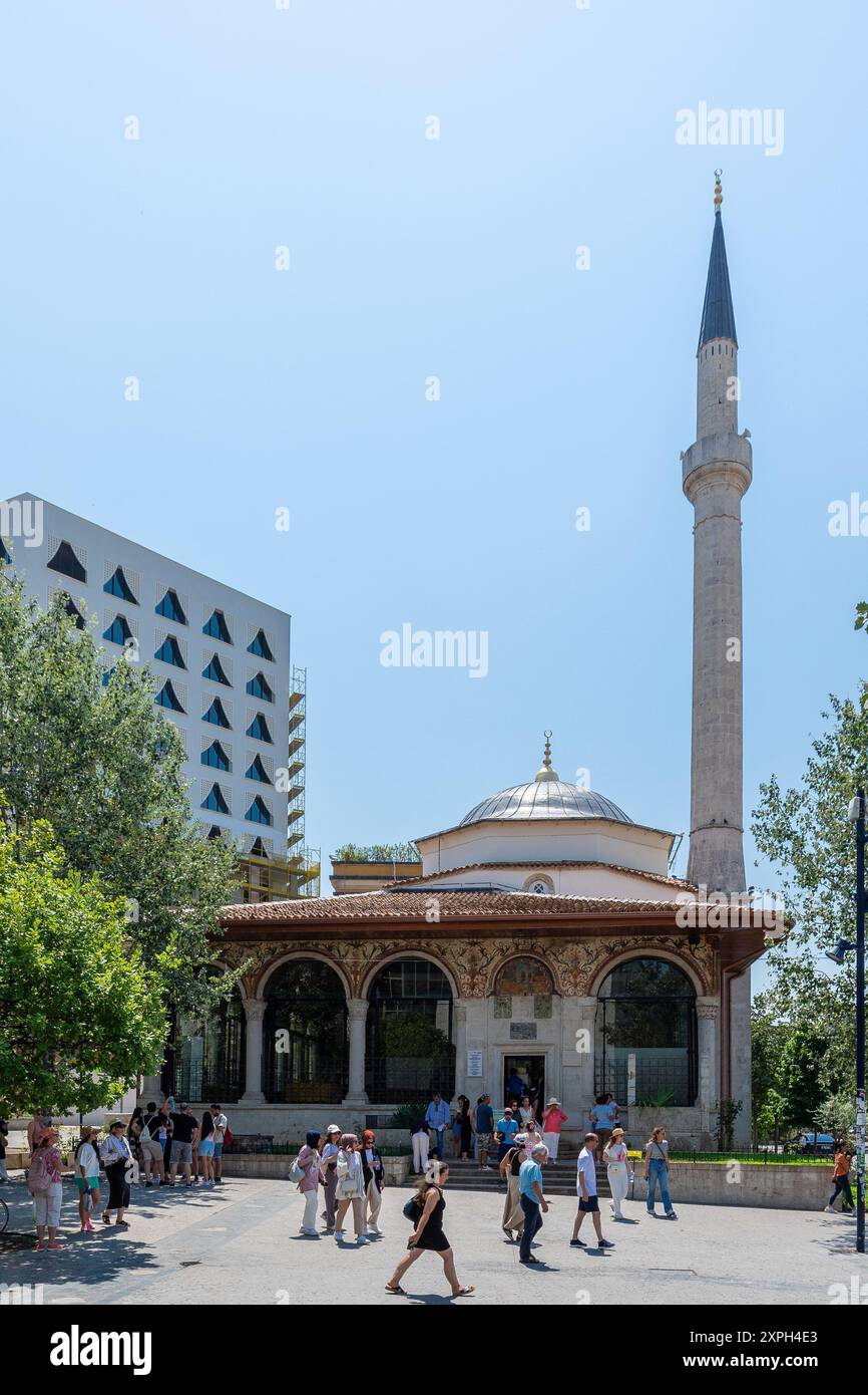 Die et'hem Bey Moschee ist ein historisches Juwel im Herzen von Tirana und ist bekannt für ihre komplizierten Fresken, die Bäume, Wasserfälle und Brücken darstellen. Stockfoto