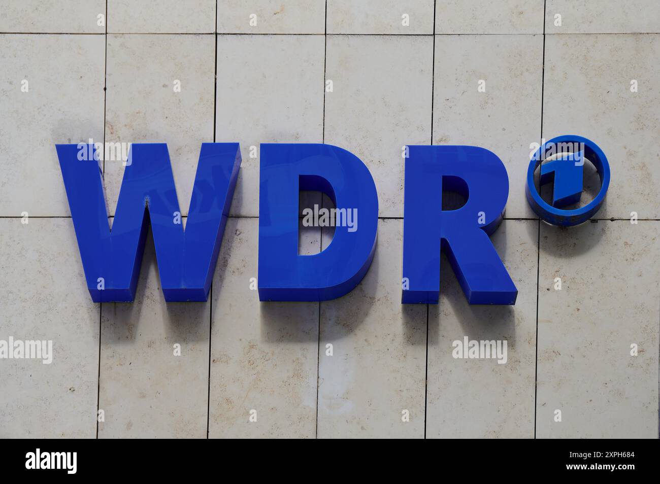 Köln - 05. August 2024: WDR-Logo auf der Gebäudefassade WDR ist ein Rundfunk- und Rundfunksender in Köln. Stockfoto
