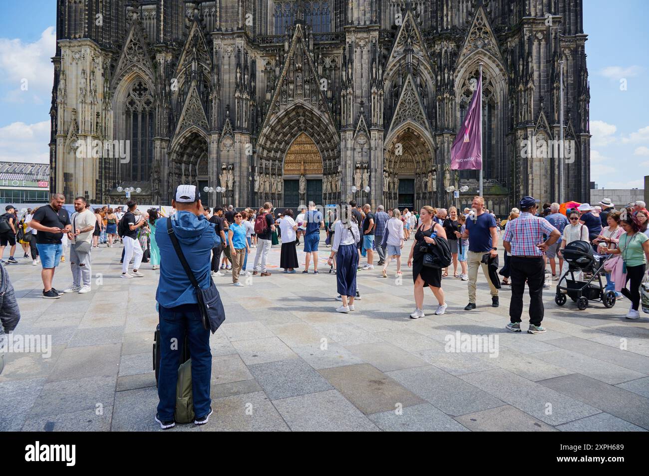 Köln, Deutschland - 05. August 2024: Touristen vor dem Kölner Dom am 05. August 2024 in Köln. Stockfoto