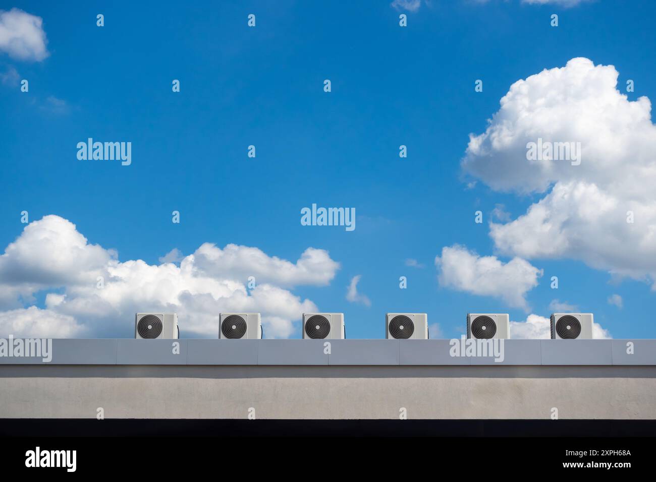 Mehrere Ventilatoren einer Klimaanlage auf dem Dach eines Gebäudes vor blauem Himmel. Das Foto wurde an einem sonnigen Tag gemacht. Stockfoto Mehrere Ventilatoren einer Klimaanlage auf dem Dach eines Gebäudes vor blauem Himmel. Das Foto wurde an einem sonnigen Tag gemacht. Stockfoto