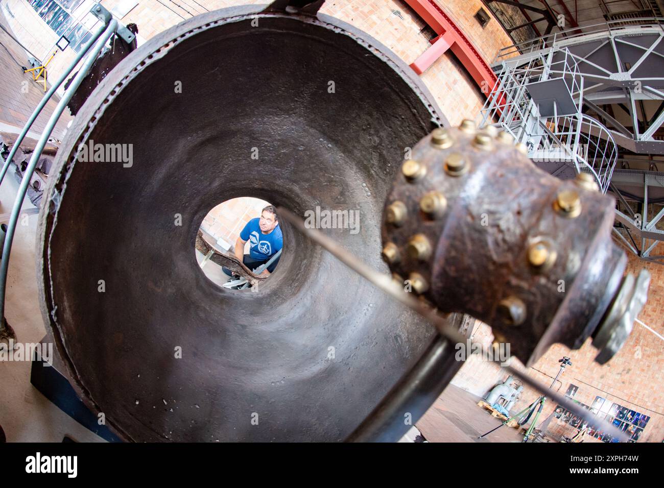 06. August 2024, Mecklenburg-Vorpommern, Peenemünde: In der Turbinenhalle des Kraftwerks im Historischen und Technischen Museum Peenemünde (HTM) wird derzeit eine V2-Rakete in Bruchstücken von Originalfunden erzeugt. Es soll Teil der neuen Dauerausstellung als große Ausstellung werden. Die Bauteile – oft gebogene und rostfreie Stahlfragmente – stammen hauptsächlich aus verschiedenen Entwicklungsstufen und Testserien der Rakete, die als A4 (Aggregat 4) gefertigt wurde. Diese wurden im historischen Bereich der Peenemünde-Testplätze gefunden. Foto: Stefan sauer/dpa Stockfoto