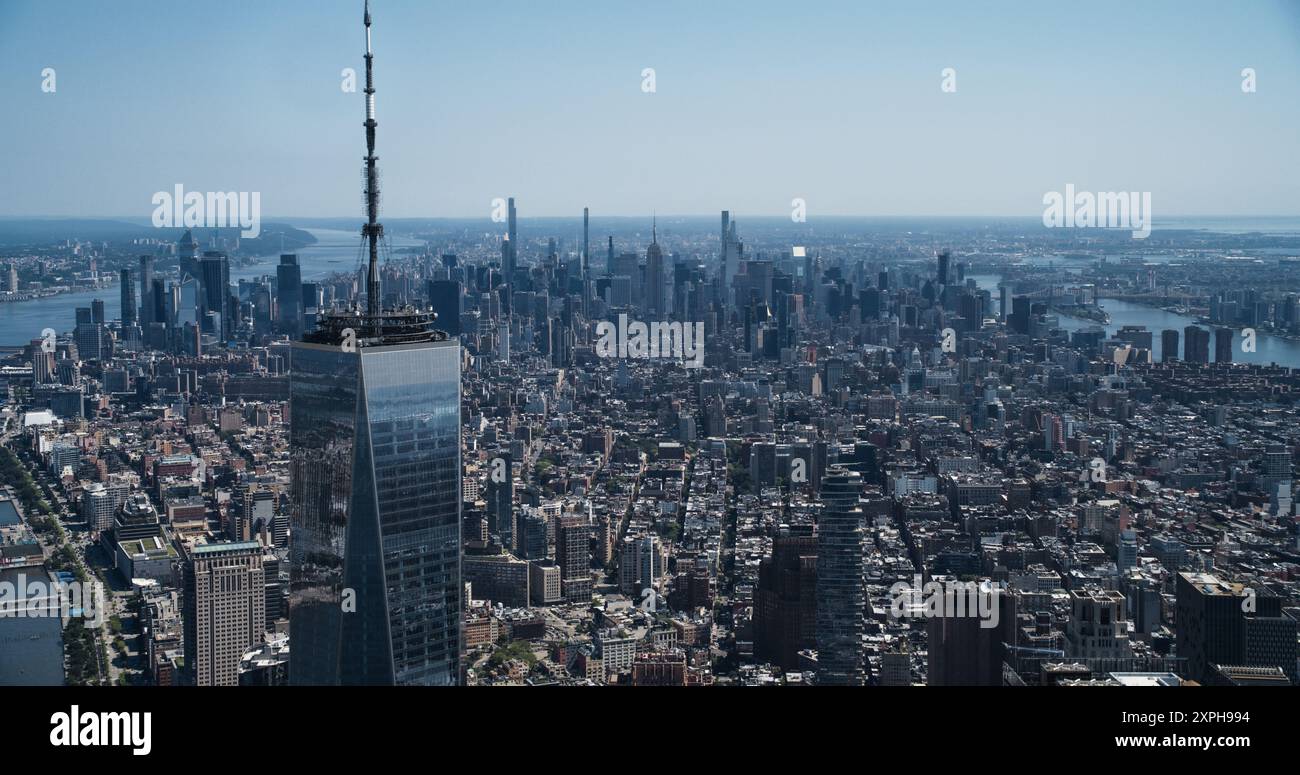 Luftbild mit Top of the One World Trade Center Skyscraper mit Antenne. Hubschrauberrundflug durch das Glasgebäude mit Blick auf die Großstädte von New York City Stockfoto